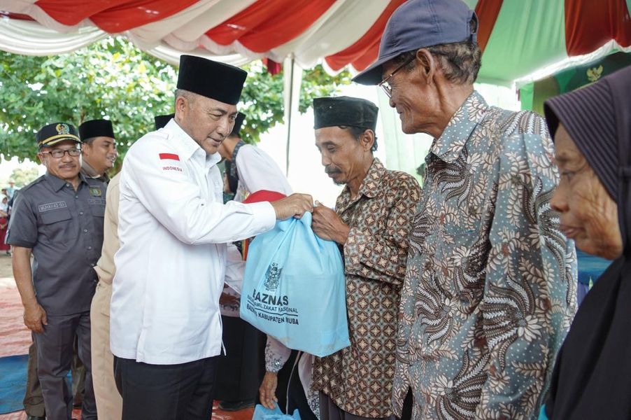 Pj Bupati Apriyadi Santuni Korban Kecelakaan Speedboat