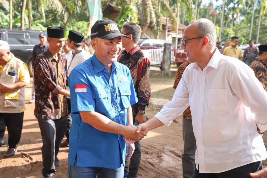 Pj Bupati Apriyadi Tinjau Jembatan Ambruk Akibat Longsor