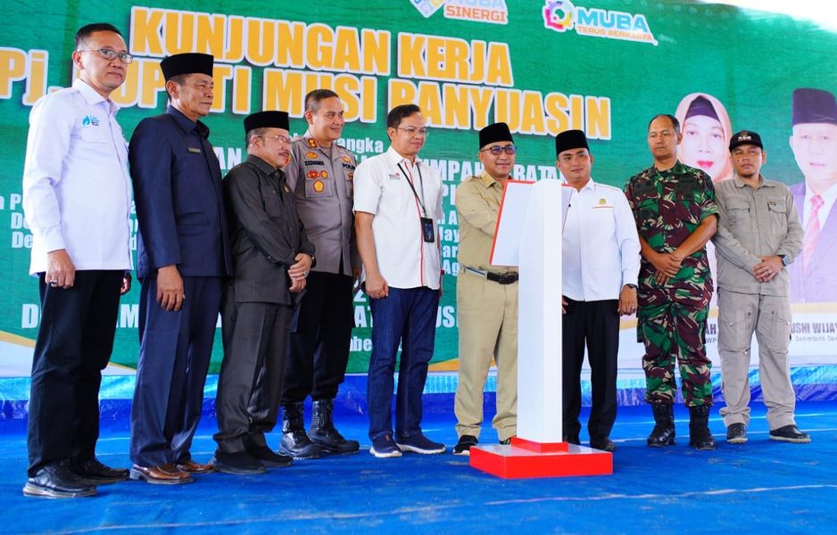 Pj Bupati H. Apriyadi  Resmikan Layanan Internet VSAT STAR- Telkom Indonesia  di kecamatan Lalan 