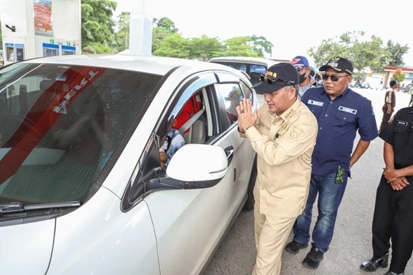 Pj Bupati H Apriyadi Bagi Bagi THR Hingga Sapa Pemudik Di Mekar Jaya Bayung Lencir.