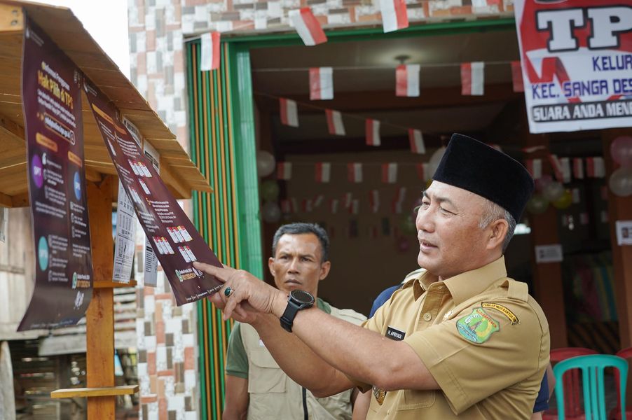 Pj Bupati H Apriyadi Pastikan Logistik Pemilu   2024 Terdistribusi dengan baik.