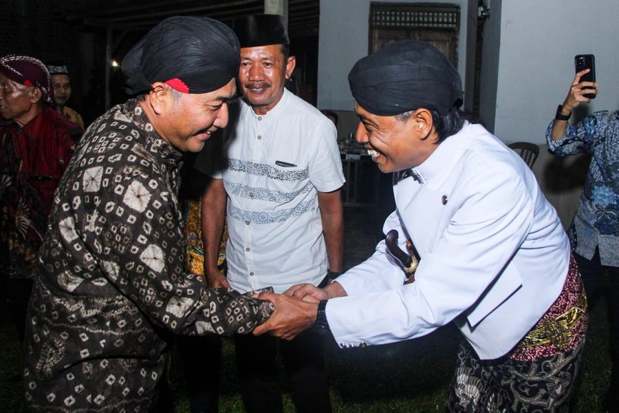 Pj Bupati Muba Saksikan Wayang Kulit Semalam Suntuk HUT Desa Sumber Rejeki ke-42