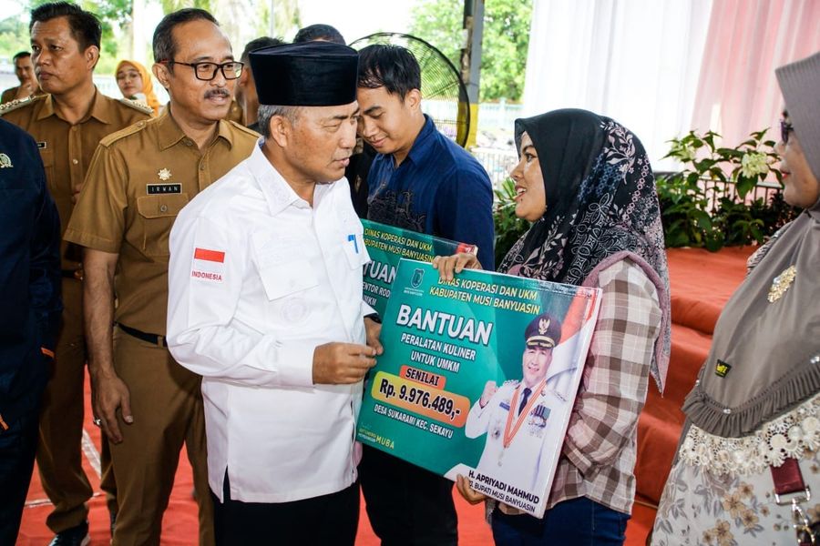 Pj. Bupati Muba Salurkan Bantuan Pokir Dewan  Serap Tenaga Kerja 