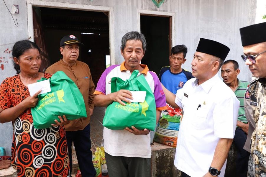 Pj Bupati Musi Banyuasin Serahkan Bantuan Kepada Korban Longsor di Desa Terusan