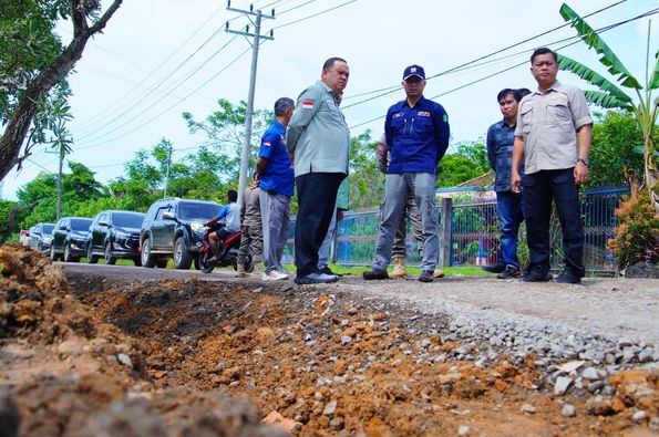 Pj Bupati Sandi Fahlepi Blusukan Tinjau Infrastruktur Jalan