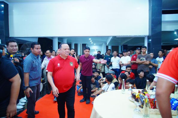 Pj Bupati Sandi Fahlepi dan Ribuan Warga Muba Nobar Timnas U-23 