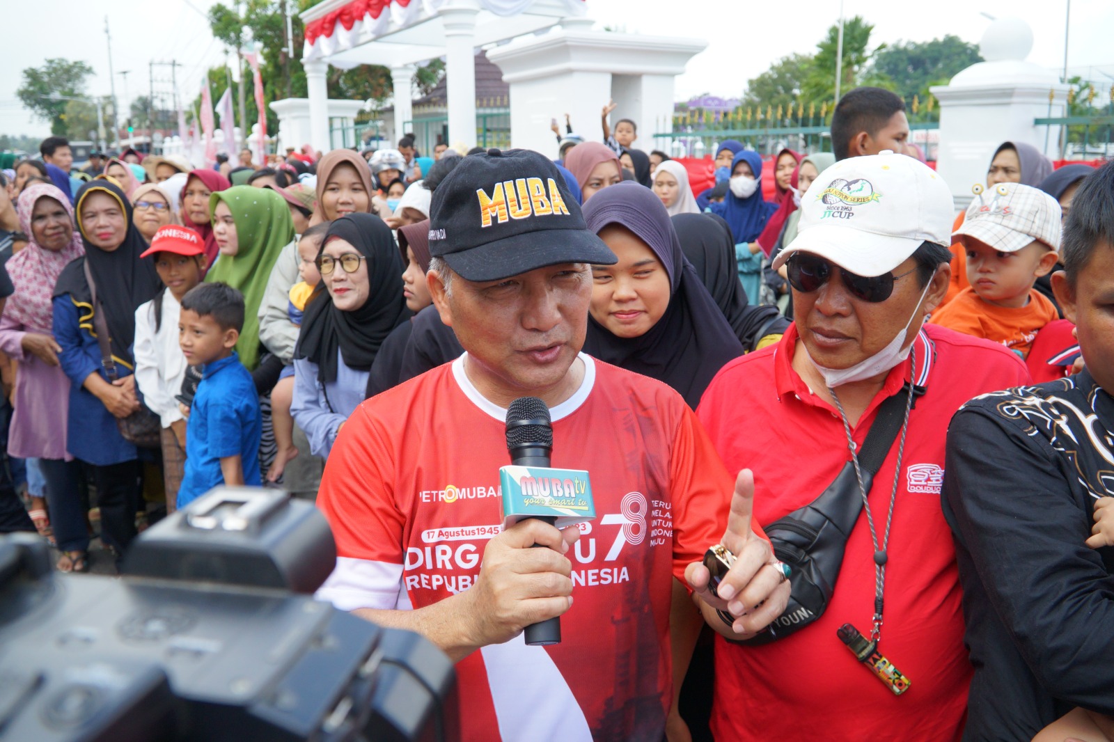 Pj.Bupati H.Apriyadi Berbaur Dijalan Bersama Warga