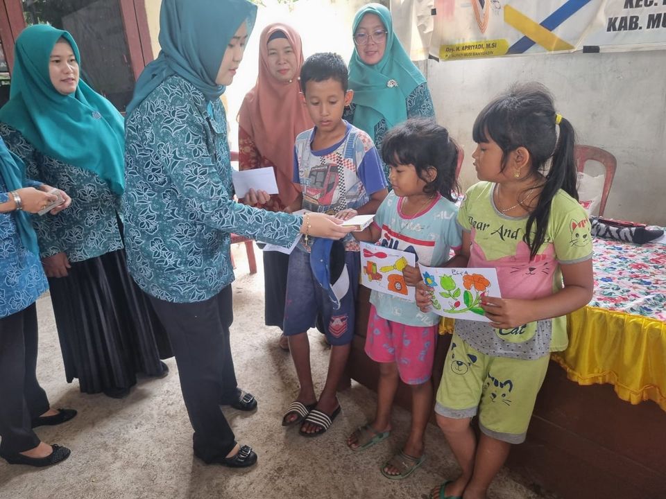 PKK Babat Toman Lakukan Pendampingan Anak Korban Banjir, Hingga Distribusi Bantuan