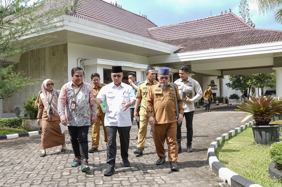 PKL di Depan Rumdin Teriaki Pj Bupati Apriyadi : Jangan Bubarkan Kami Pak