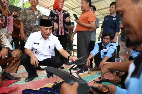 Produksi Sandal Jepit di Plakat Tinggi Muba, Setengah Jam Langsung Jadi