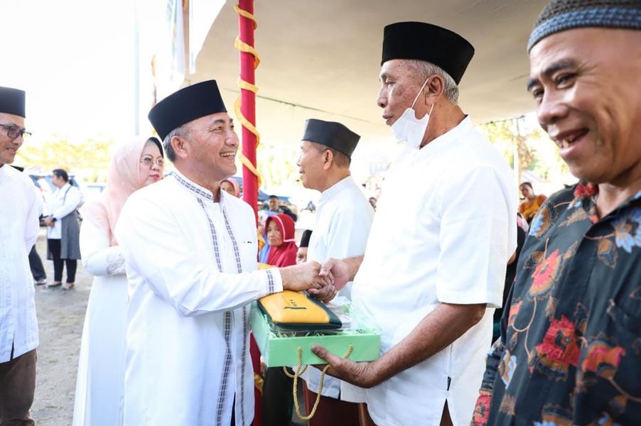 Pulang Kampung, Pj Bupati Apriyadi Salurkan Bantuan untuk Dhuafa