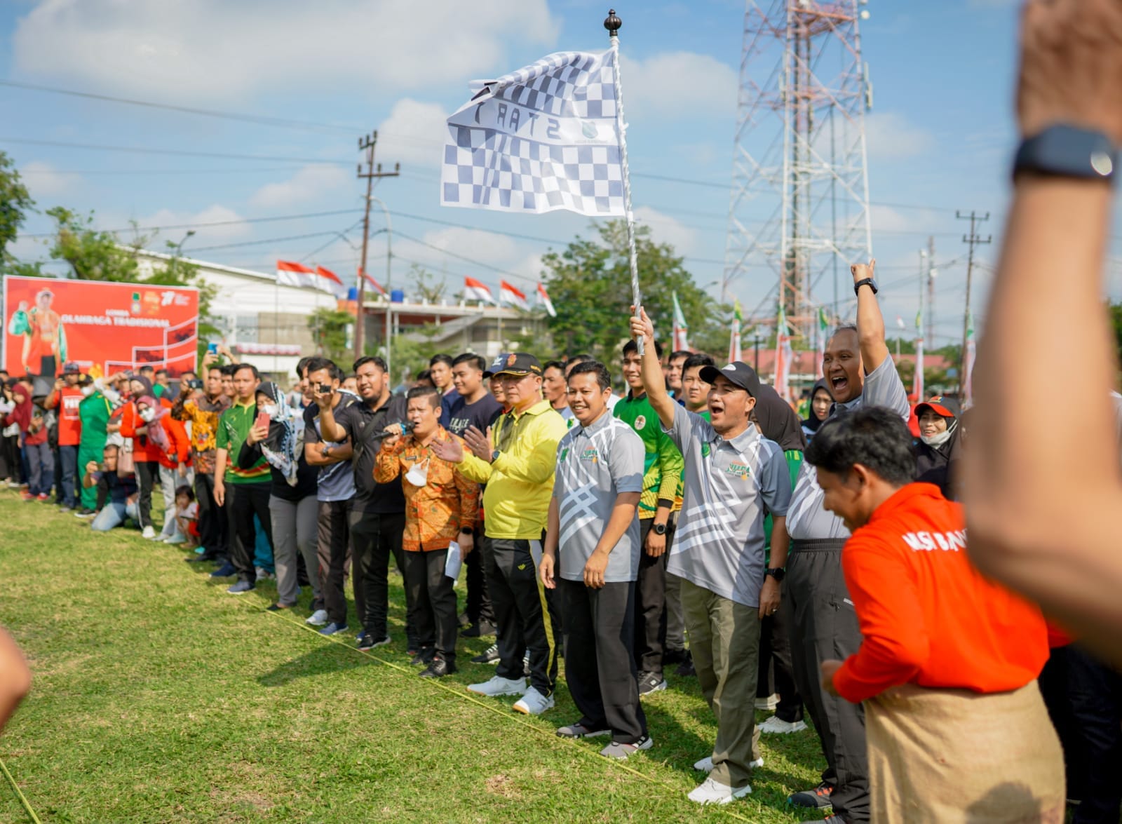 Rangkaian Lomba Dimulai, Pj Bupati Apriyadi Tandai dengan Main Terompah Panjang