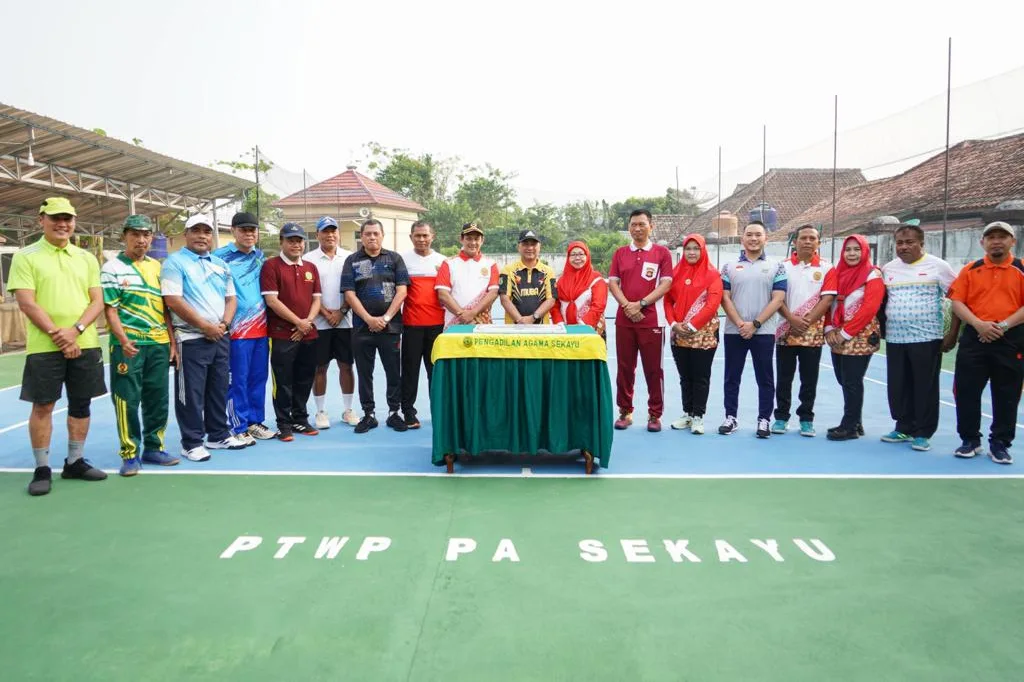 Resmikan Lapangan Tennis PA Sekayu, Pj Bupati H Apriyadi Sempatkan Bermain Tennis 