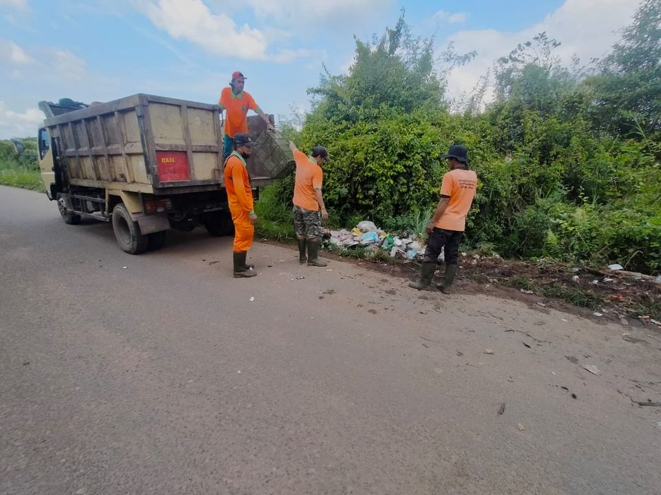 Respon Cepat, DLH Muba Bersihkan TPS Liar di Kecamatan Sekayu 