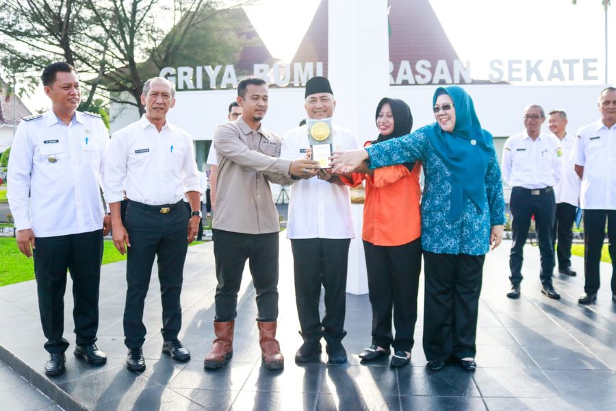 Ribuan Petugas Kebersihan dan Tukang Ojek di Muba Dapat THR dari Pj Bupati Apriyadi