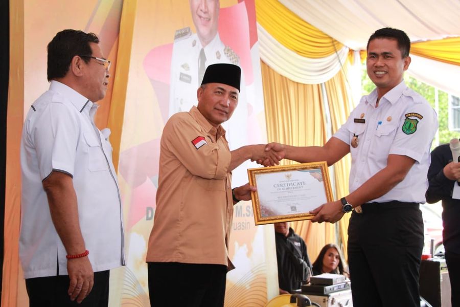 Sadar Pajak, Pj Bupati Apriyadi Tandai Bayar PBB Rumdin