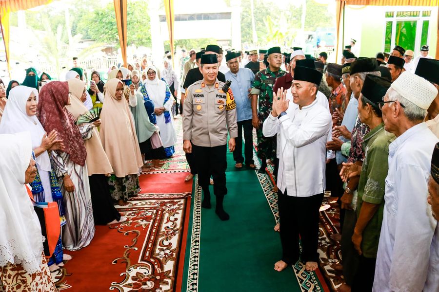 Safari Ramadhan ke-5 1445 H, Pj Bupati Apriyadi Salurkan Beberapa Bantuan