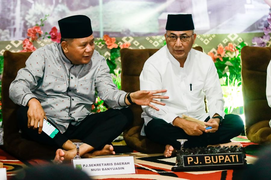 Safari Ramadhan ke Desa Lais, Pj Bupati Apriyadi Boyong Sembako untuk Kaum Dhuafa