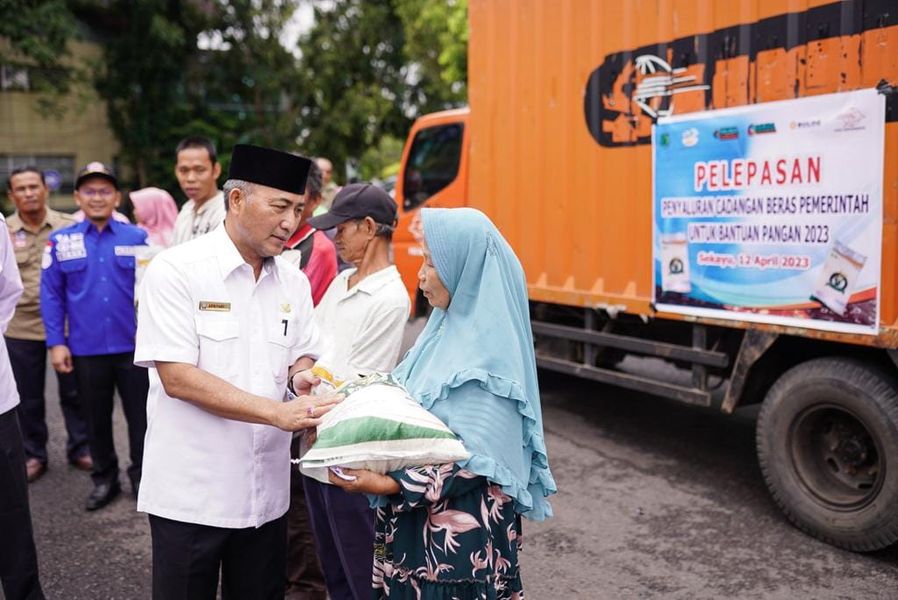 Salurkan 390 Ton Beras untuk Warga Prasejahtera di Muba