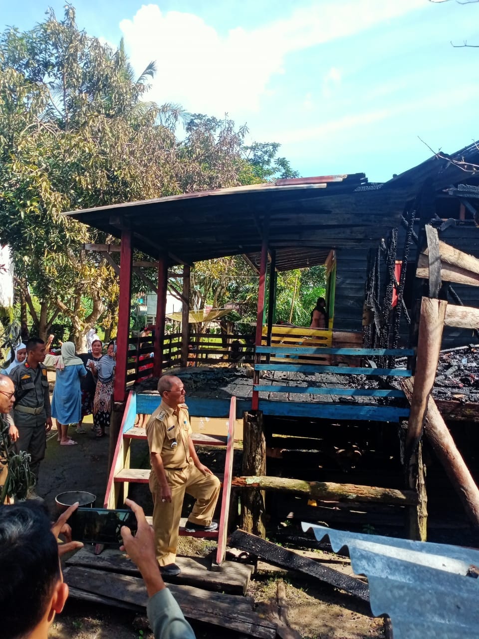 Sambangi Korban Kebakaran, Camat Lawet Salurkan Bantuan