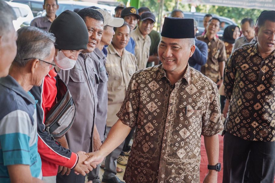 Sambut Lebaran, Apriyadi Boyong Paket Sembako dan THR untuk Kaum Dhuafa di Desa Lumpatan