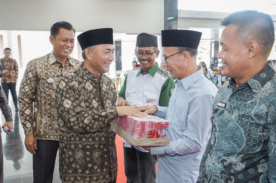 Sambut Lebaran, Pj Bupati Apriyadi Beri Bingkisan untuk RT RW dan Kadus di Sekayu