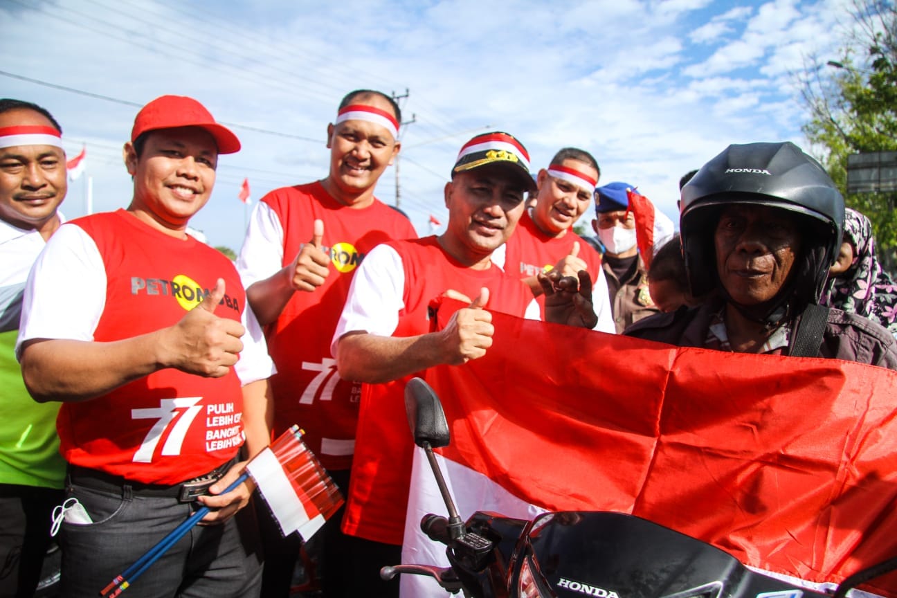 Semarak Lomba Panjat Pinang Hingga Bagi-bagi 10 Juta Bendera di Muba