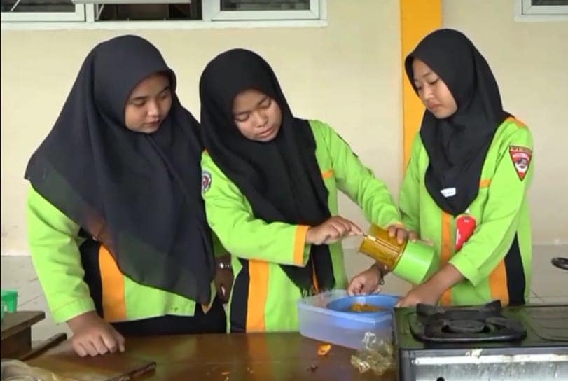 Siswi SMK di Muba Olah Kelapa Sawit Jadi Selai dan Dodol