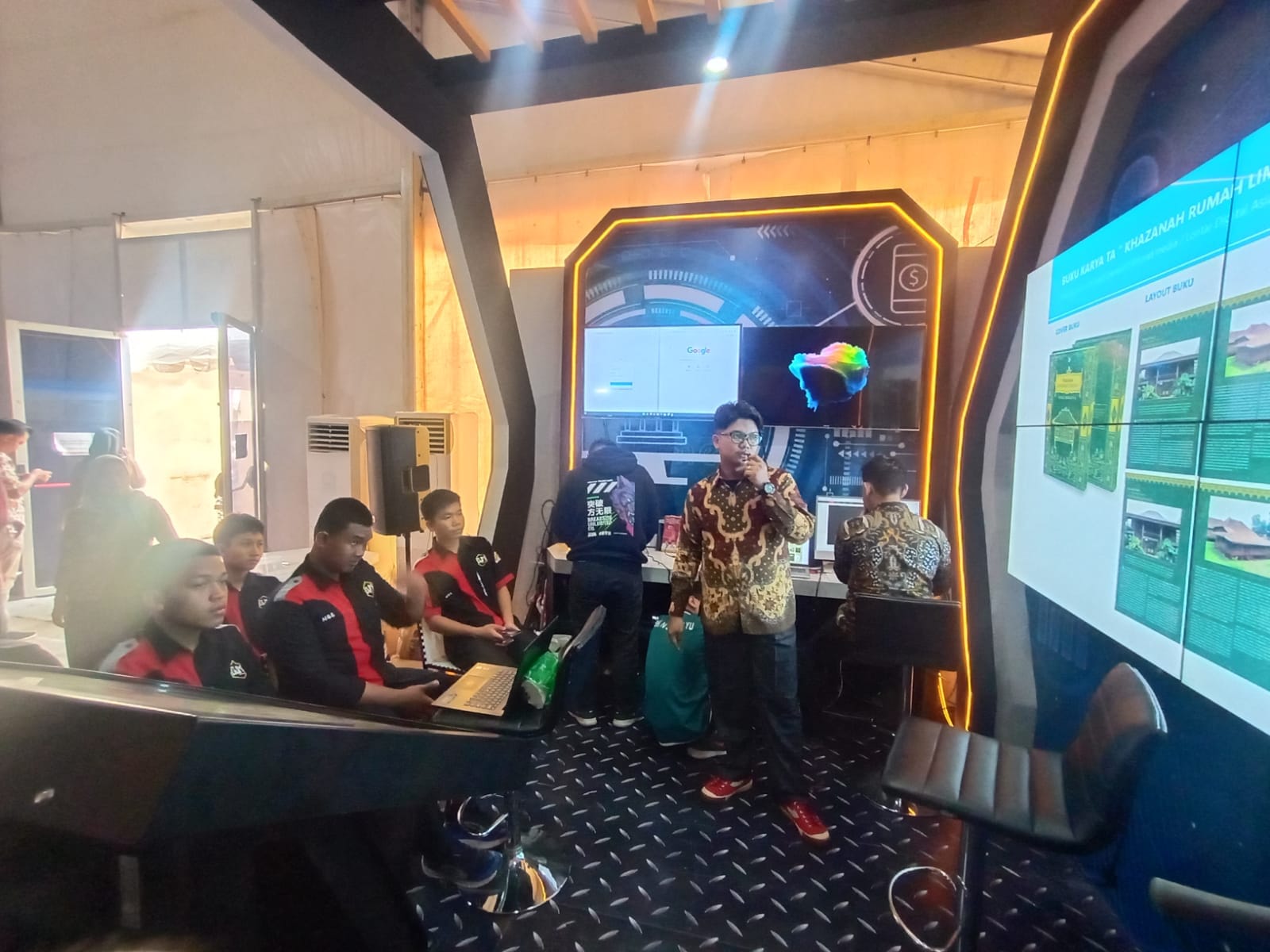 Stand DinKominfo Sajikan Coaching Clinic Desain Grafis