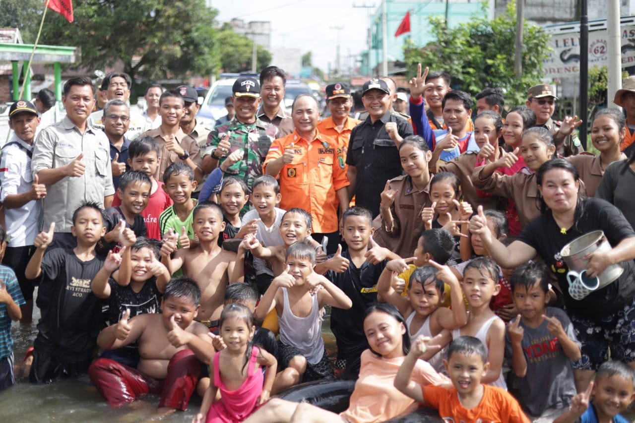 Sungai Keruh Meluap Puluhan Rumah Terendam, Pj Bupati Apriyadi Sambangi Warga