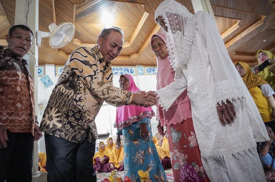 Susuri Banjir, Pj Bupati Apriyadi Door to Door Bagikan Sembako di Rantau Kroya