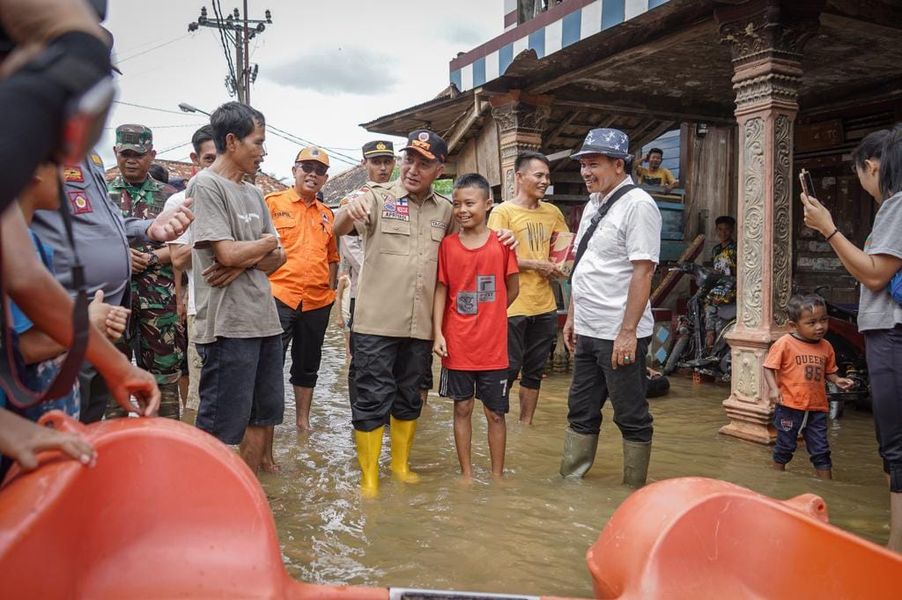 Tempuh Perjalanan Puluhan Kilometer, Apriyadi Boyong Sembako untuk Warga Terdampak Banjir