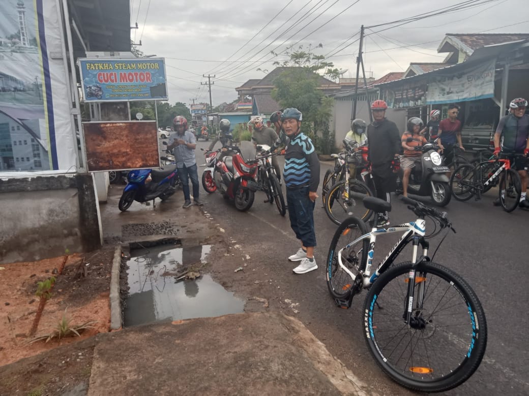 Tindak Lanjut Laporan Warga Pj Bupati Apriyadi Cek  Drainase Mampet di Jalan Merdeka Sekayu 