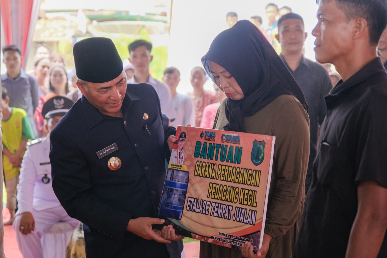 Tokoh Adat dan Warga Sungai Keruh Beri Tumpeng untuk Pj Bupati Apriyadi