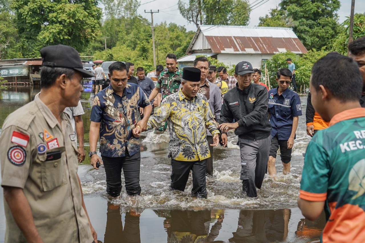 Tomi Gembira Dibangunkan Rumah oleh Pj Bupati Apriyadi