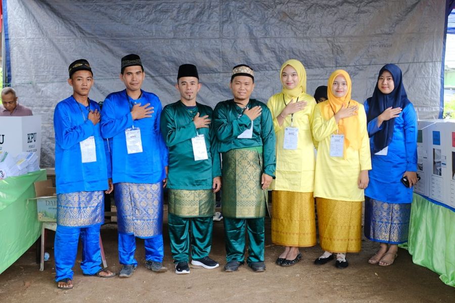 TPS Unik di Kelurahan Kayuara, Kostum Daerah Melayu dan Bendera Merah Putih