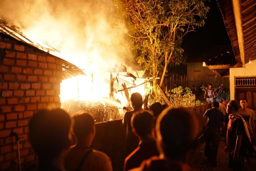 Turun dari Mobil, Pj Bupati Apriyadi Bantu Warga Korban Kebakaran di Sungai Lilin