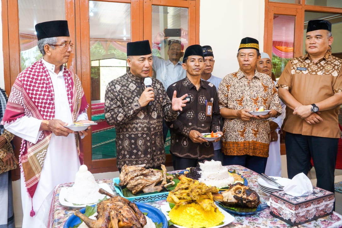 Usai Potong Tumpeng, Pj Bupati Apriyadi Mahmud Salat Jumat Berjamaah Bareng Kades se-Kecamatan BHL