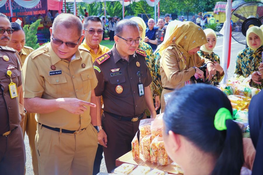 Warga Kota Sekayu Serbu Pasar Murah di Halaman KantorKejari Muba