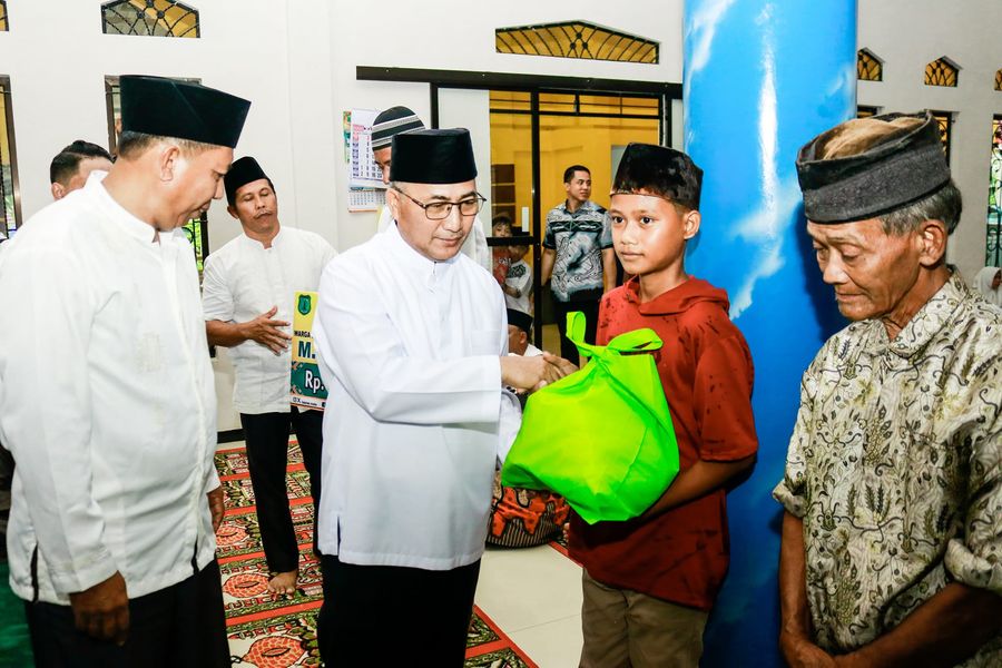 Warga Plakat Tinggi Antusias Sambut Kedatangan Pj Bupati Apriyadi