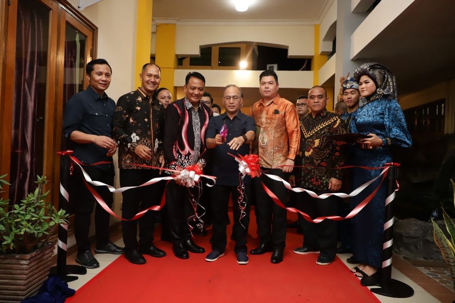 Wow! Grand Ranggonang Hotel Punya Kolam Renang Tercantik di Sumsel